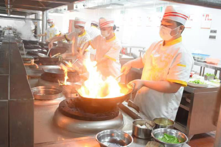 学生在进行中式烹饪师实操考核.png