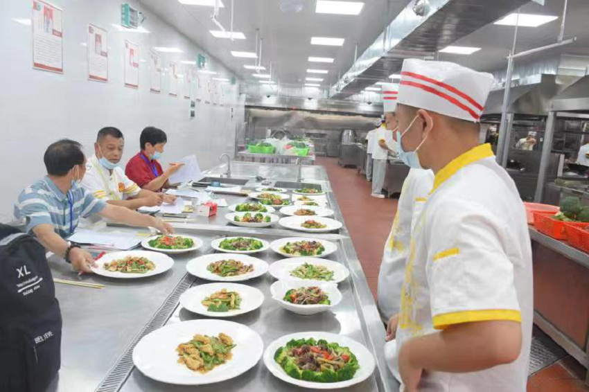 中式烹饪师考评员进行考核打分.png